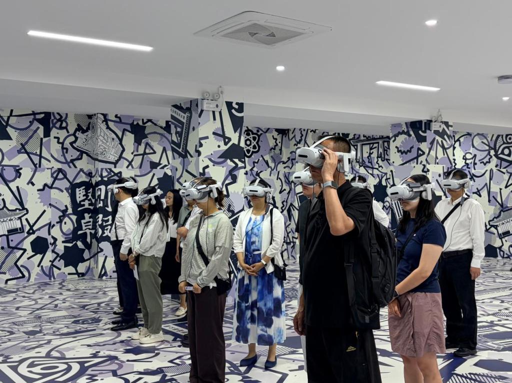参与活动的嘉宾进行现场体验